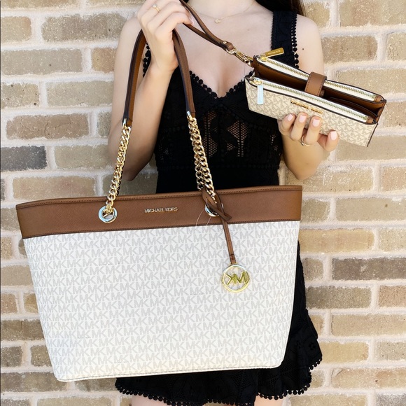 Michael Kors Large Tot wallet ‼️SALE‼️‼️ - Picture 2 of 3